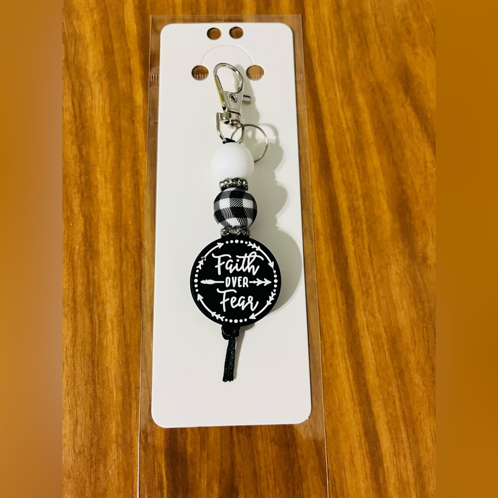 🔥Faith Over Fear Black And White Keychain🔥